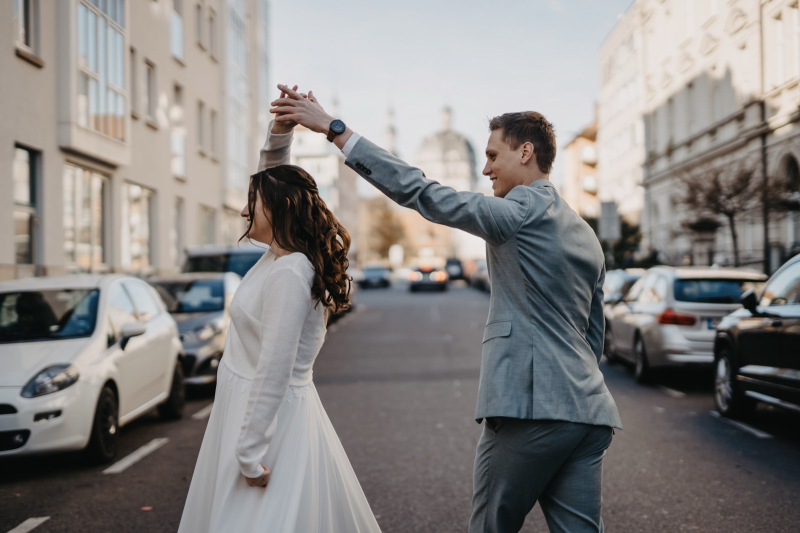 Hochzeitsfotograf Rhein-Main - Brautpaar tanzt in der Stadt